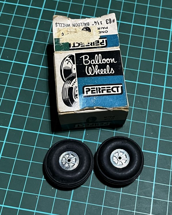 Balloon Wheels. Rubber. 1 - 1/4" (Code 363) - Image 2