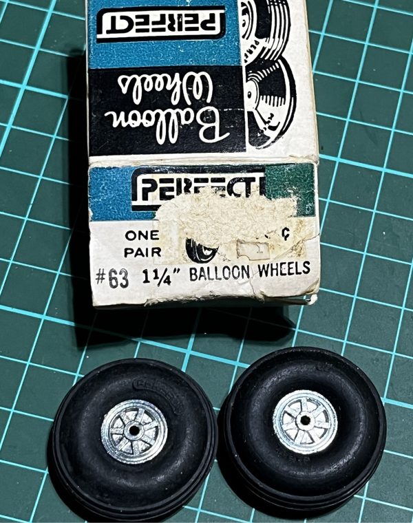 Balloon Wheels. Rubber. 1 - 1/4" (Code 363)