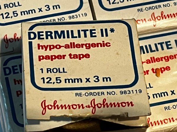Pinked Edge Tape. Johnson& Johnson Dermilite Paper Tape. 12.5 mm Wide  x 3m Long  (Code 389) - Image 4
